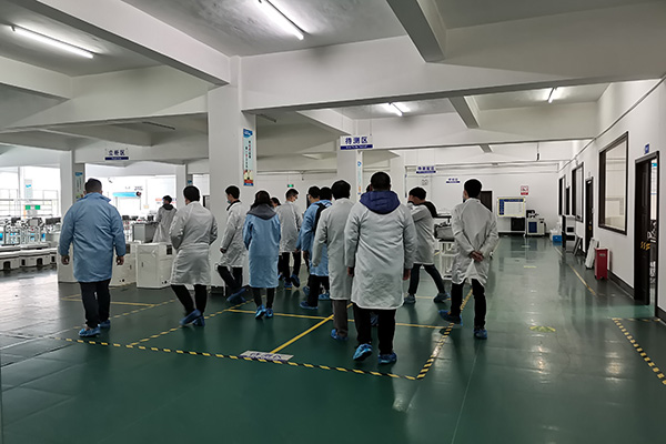 學員參觀創想車間 /cxyq/20200416112820-FkjfL1J_Aq3_7zOF2uAt2RsCfgmZ.jpg