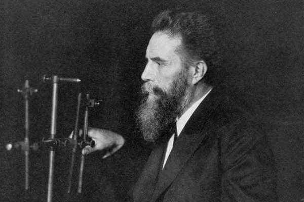 倫琴和X射線的發現 /cxyq/20200618141359-Flca4GHkALkIUo4DtXSHkbQgNQVs.jpg