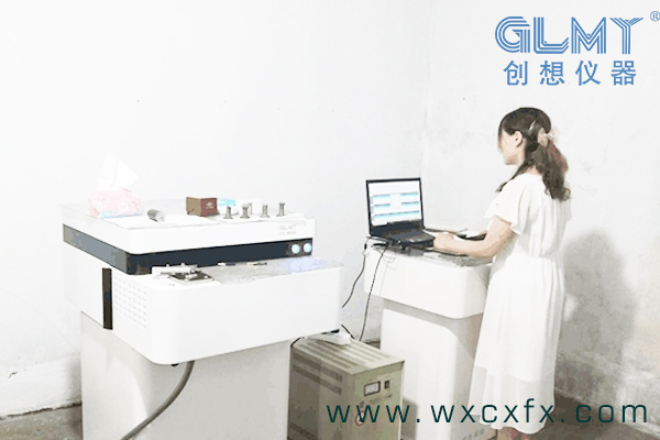 實驗室檢測員經(jīng)過培訓(xùn)后在進(jìn)行測量分析 /cxyq/20200811130955-FmKQYnYXqVK7_xkLookI2jSLjzxU.jpg