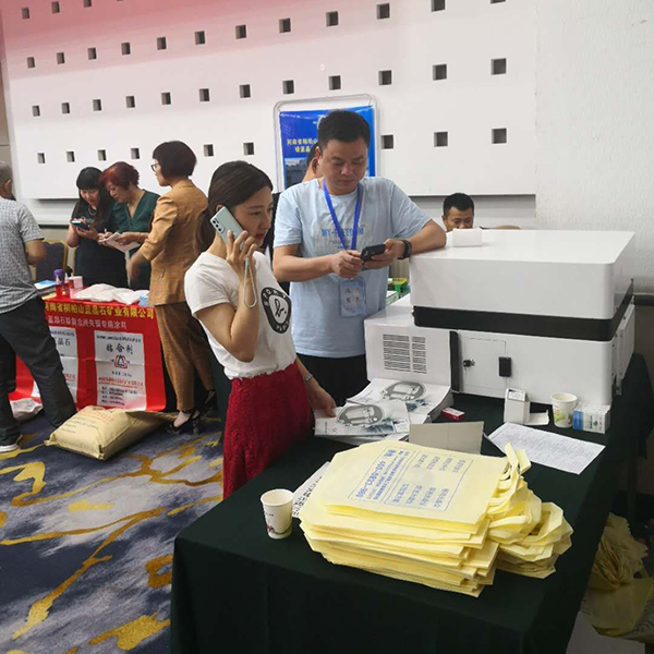 嘉賓移步創想展臺了解直讀光譜儀 /cxyq/20200916084621-FlnAkhiUye0SNNfbAo3UVkS8g2aP.jpg