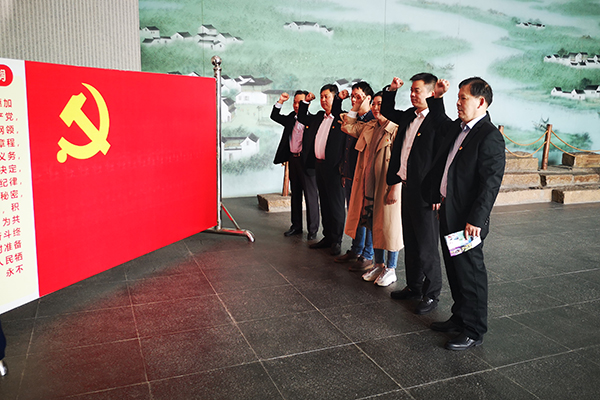 重溫入黨誓言 /cxyq/20201109131213-FkWl4BB3N4ird2yUC6lmyM-aM5Xb.jpg