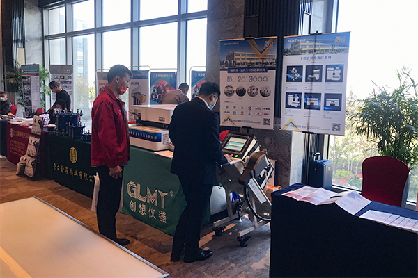 參會嘉賓了解我們的儀器 /cxyq/20211014134115-FqnjUM9O1pUYEdx_wSkdz-k8jEO0.jpg