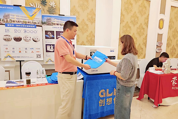 為客戶講解我司產品 /cxyq/20230908085737-FgcODvRw49bbKkZYTQtyRS_o_xHZ.jpg