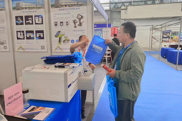 展會中為客戶介紹直讀光譜儀 /cxyq/20231017091957-FhH34ng0ZXInph1Yquw-8MMFoB2I.jpg