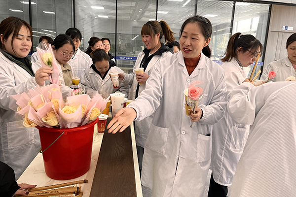 女職員領取節日禮物 /cxyq/20240308103618-Ft6leUkRobkc-TXx7InNXHimrtSM.jpg