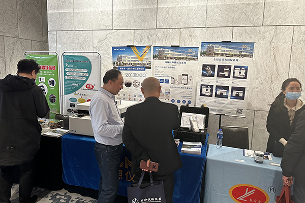 為客戶介紹我司產品 /cxyq/20240311102509-FiSsyzLA0_CHN0uaytF2PusTY4Mh.jpg