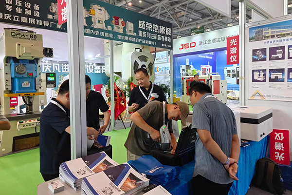 為來賓現(xiàn)場演示手持式光譜儀操作 /cxyq/20240514111410-Fh8EKawaRWZwY-qsYnYxOKk-2m5D.jpg